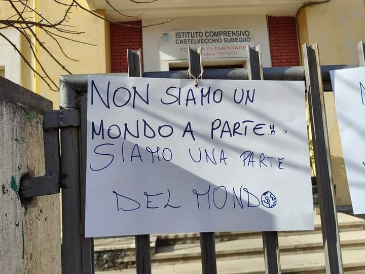 LIVE: Le proteste contro il piano multiclasse alla scuola di Castelvecchio